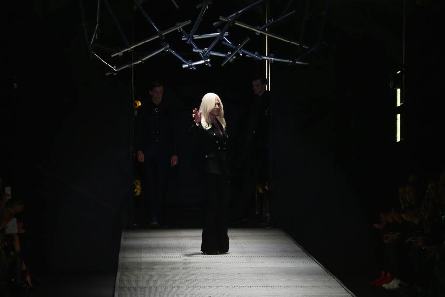 Donatella Versace saluta a fine sfilata